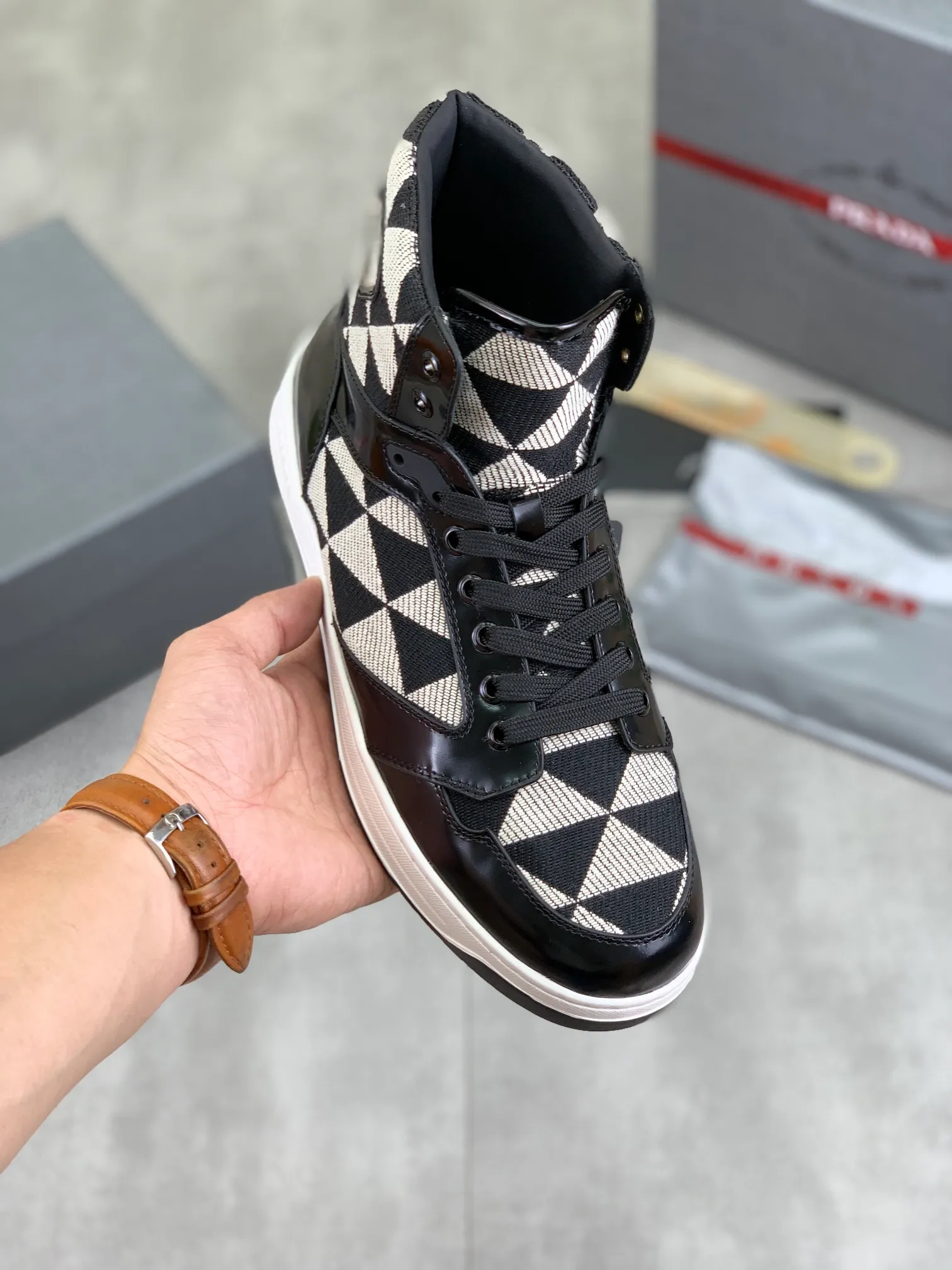 Men's shoes 💰P620 new model (high version) The new PRADA (Prada) high-top counter has launched the classic model at the same time. The new men's shoes and 😘fabrics are selected from the original imported calfskin. First layer of imported cowhide lining. The original version is awesome! 👍🏿Original open-molded non-slip PU outsole, with exquisite lines, simple and elegant, super comfortable and classy on foot, suitable for leisure travel. Code number:38-45